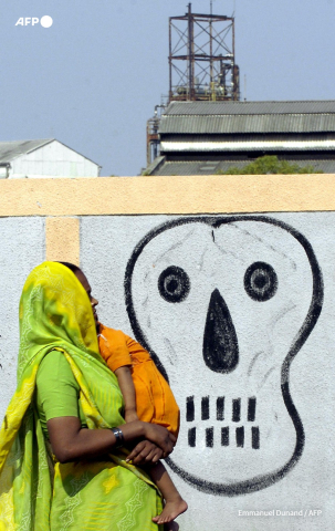 Devant l'usine abandonnée d'Union Carbide à Bhopal, le 29 novembre 2004 - Emmanuel Dunand - AFP