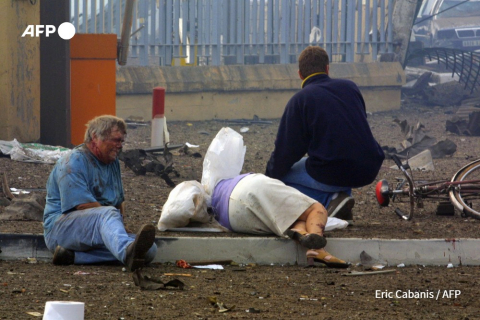 Blessés devant l'usine AZF de Toulouse le 21 septembre 2001 - Eric Cabanis - AFP