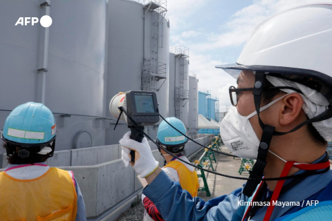 Un employé mesure la radioactivité à Fukushima le 27 juillet 2018 - Kimimasa Mayama - AFP