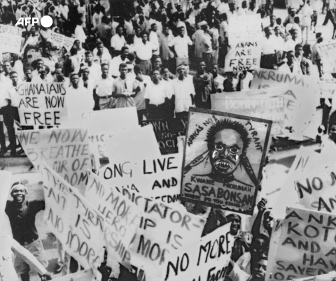 Nkrumah caricaturé lors d'une manifestation à Accra le 6 mars 1966 - AFP