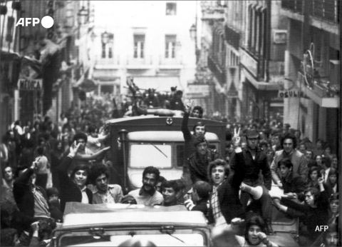 Lisbonne, 27 avril 1974, Civils et militaires fêtent la révolution des Œillets - AFP