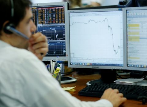 Un trader devant ses écrans - Thomas Samson - AFP
