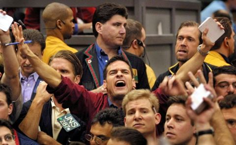 Un trader du Nasdaq signale un échange dans la mêlée en 2001 - Scott Olson - AFP