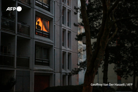 Un habitant de Bobigny regarde des heurts entre la police et des manifestants demandant justice pour Théo, un jeune victime d'un viol présumé lors de son interpellation, le 16 février 2017 Geoffroy Van Der Hasselt - AFP