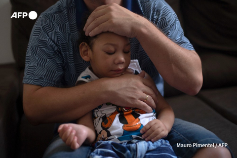 Wallace with his son Miguel in November 2018 - Mauro Pimentel - AFP