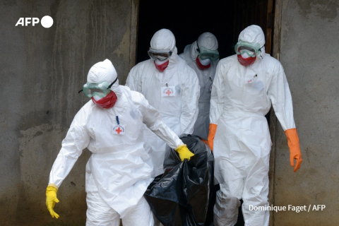 An Ebola victim's body carried, in Monrovia, 2014 - Dominique Faget - AFP