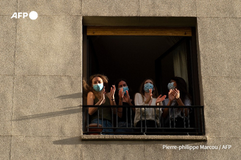 Les quatre médecins applaudissent les (autres) soignants à leur fenêtre - Pierre-Philippe Marcou - AFP