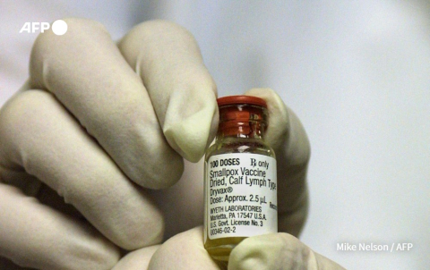 Fiole de vaccin contre la variole lors d'un exercice à Los Angeles en 2003 - Mike Nelson - AFP