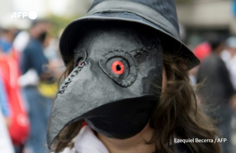 Man wearing a medieval plague mask in Costa Rica, September 2020 - Ezequiel Becerra - AFP