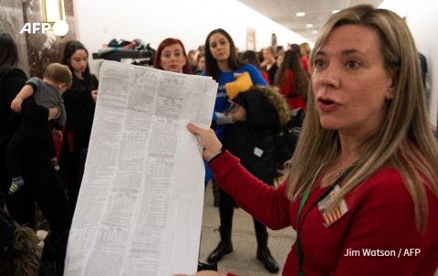 Vaccine opponent holds up petition outside US Senate - Jim Watson - AFP