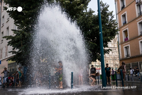 Des enfants se rafraîchissent avec l'eau d'une bouche à incendie, au premier jour de l'été, à Pantin, le 21 juin 2017 Laurent Emmanuel - AFP