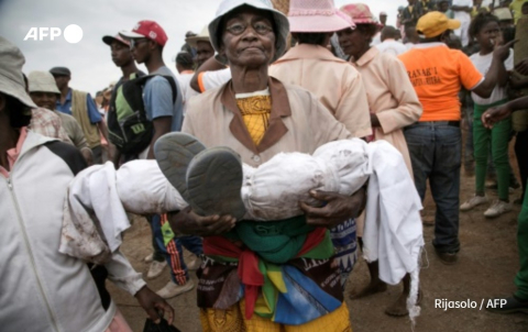 A Madagascan woman carries her three-year-old son, victim of the plague - Rijasolo - AFP