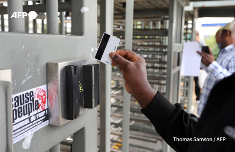 Un travailleur pointe à l'entrée de l'usine de PSA Peugeot Citroën à Aulnay-sous-Bois, le 13 juillet 2012. L'usine a fermé la même année Thomas Samson - AFP