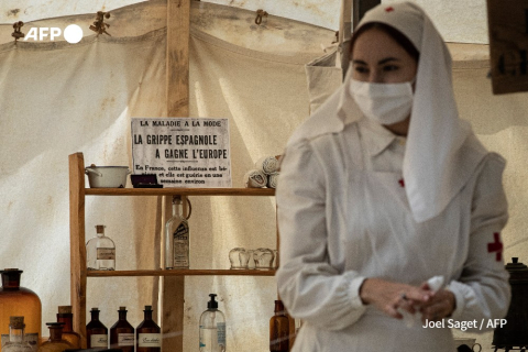 Reconstitution évoquant la grippe de 1918 à Meaux (France), septembre 2020 - Joël Saget - AFP