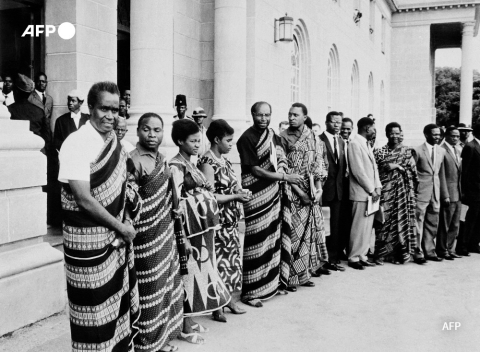 Kenneth Kaunda (L) and the Northern Rhodesia government (1964) - AFP