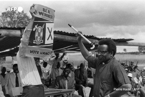 Abel Muzorewa addresses voters in 1979 - Pierre Haski - AFP