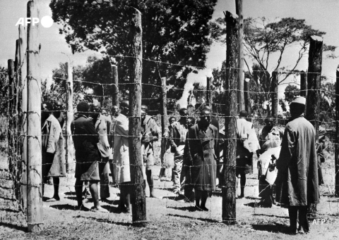 Soldiers guard Mau Mau fighters (1952) - AFP