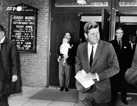 JFK sort de l'église à Washington, le 28 octobre 1962, quelques heures avant que l'URSS accepte de retirer ses missiles de Cuba - AFP