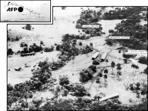 Photos aériennes de bases de missiles à Cuba, prises par un avion-espion U-2, en octobre 1962