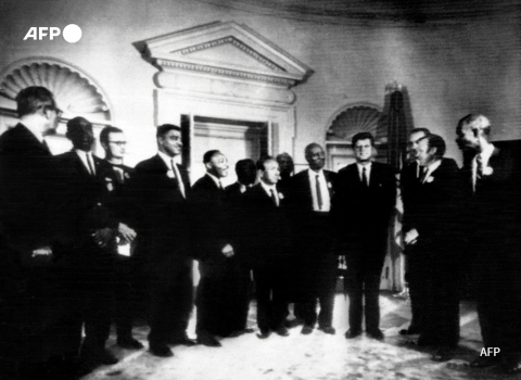 Washington DC, 28 août 1963, le président Kennedy reçoit Martin Luther King (c) et les représentants des défenseurs des droits civiques - AFP
