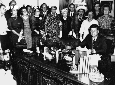 Washington DC, 10 juin 1963, JFK signe l'Equal Pay Act qui garantit l'égalité des salaires - JFK Library/AFP