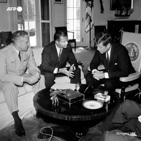 Washington DC, 24 septembre 1963, JFK s'entretient avec son secrétaire à la Défense Robert McNamara et son chef d'Etat major des Armées Maxwell Taylor - AFP