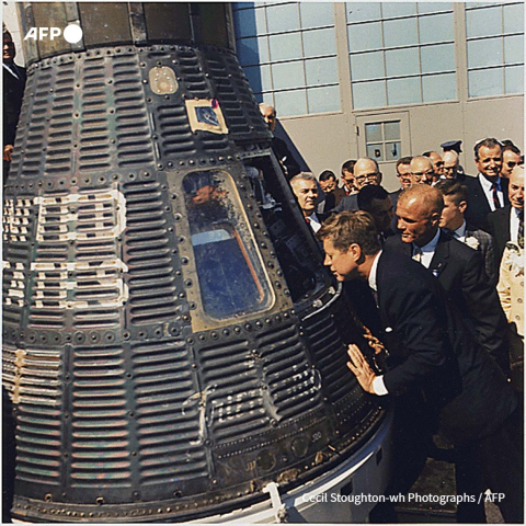 A Cap Canaveral (Floride), le 23 février 1962, le président JFK (G) regarde la capsule Amitié 7, devant l'astronaute John Glenn (D) - AFP