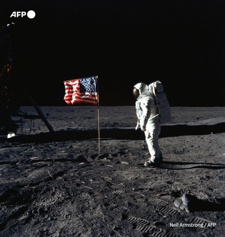 Edwin Aldrin, pilote du 1er module lunaire d'Apollo XI, devant le drapeau américain sur la Mer de la Tranquillité, le 20 juillet 1969