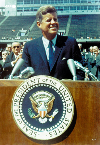 Le 12 septembre 1962, le président JFK annonce à Houston son intention d'envoyer rapidement un Américain sur la Lune. - AFP