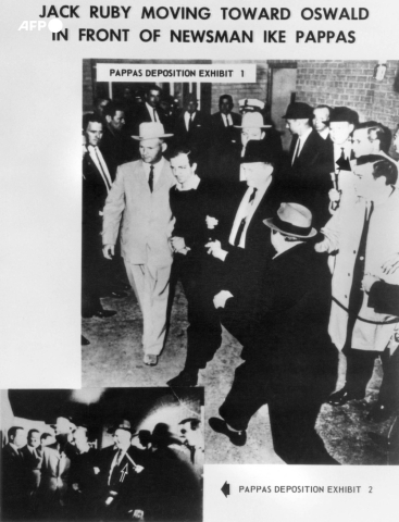 Le 24 novembre dans les locaux de la police de Dallas (Texas), Jack Ruby (D) tire sur Lee Harvey Oswald (C) - AFP