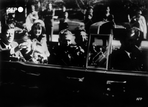 Le président Kennedy, Jackie, le gouverneur du Texas John Connally et son épouse Nellie, dans la voiture officielle à Dallas, le 22 novembre 1963 - AFP