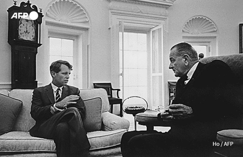 Le sénateur Bob Kennedy (G) et le président Lyndon Johnson (D) dans le Bureau ovale à la Maison Blanche, le 22 juin 1966. - AFP
