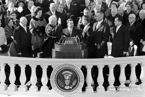 Washington, le 20 janvier 1961, prestation de serment de JFK devant le juge Earl Warren -AFP