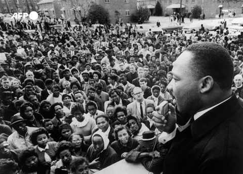 Le révérend Martin Luther King s'adresse à ses partisans après leur retour à l'église Brown's Chapel AME, à la suite de leur marche avortée sur Montgomery, le 9 mars 1965 à Selma.