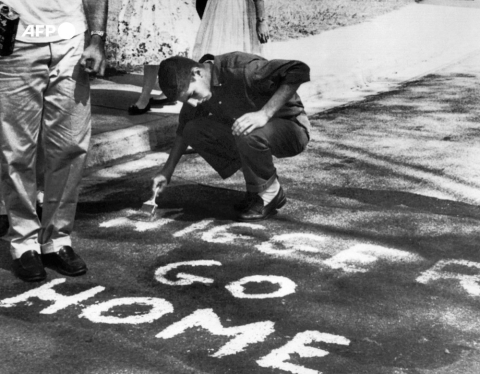 Etudiant effaçant des inscriptions racistes (Caroline du Nord, 1957) - UPI/AFP