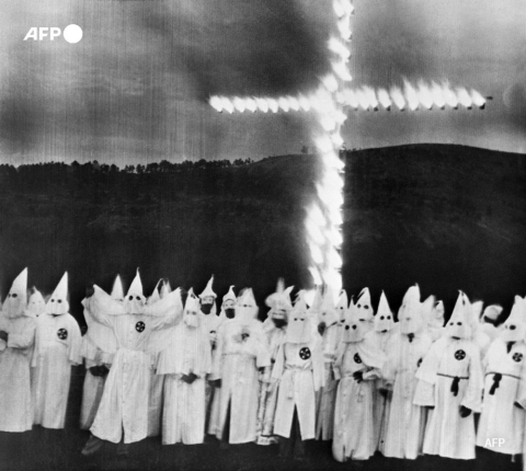 Des membres du Ku Klux Klan lors d'une cérémonie (Atlanta, années 30) - AFP