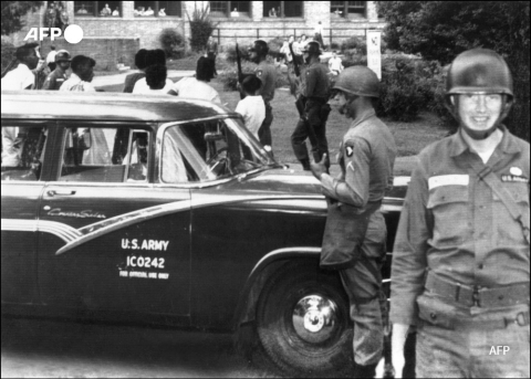 Soldats escortant des élèves noirs (Little Rock, Arkansas, 1957) - AFP