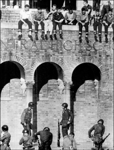 Soldats devant le lycée de Little Rock (Arkansas, 1957) - AFP