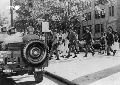 Elèves noirs escortés par l'armée (Little Rock, 1957) - AFP