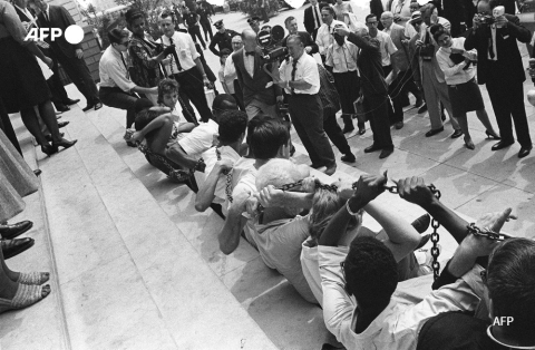 Noirs et Blancs s'enchaînent contre la ségrégation (New York, 1963) - AFP