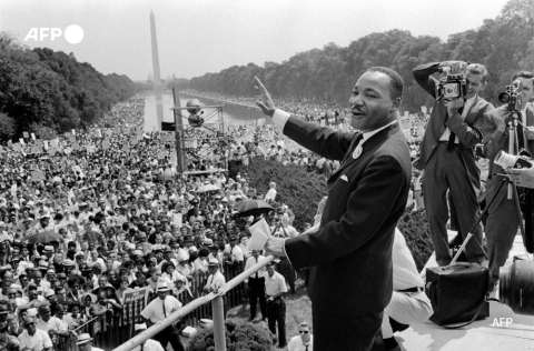 Martin Luther King waves at the March on Washington (1963) - AFP