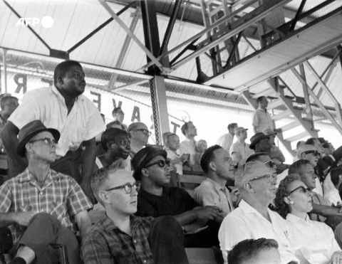 Public mélangé assistant à un match de baseball (Little Rock, 1963) - AFP