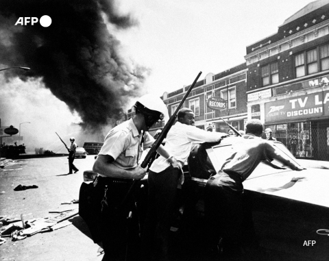 Fouille de Noirs lors des émeutes de Detroit (juillet 1967) - AFP