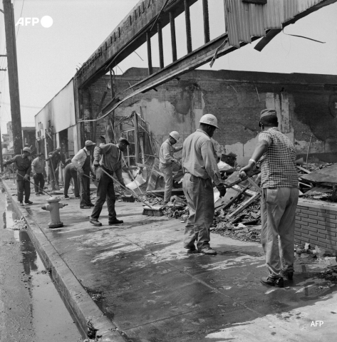 Nettoyage une semaine après les émeutes de Watts (Los Angeles, 1965) - AFP