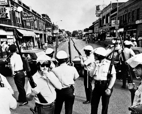 Policiers dans les rues de Detroit lors des émeutes (1967) - AFP