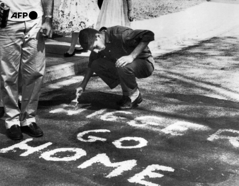 Racist graffiti at a North Carolina school (1957) - AFP