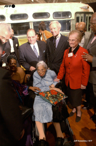 Rosa Parks (C) on the 2001 anniversary of her bus protest - Jeff Kowalsky - AFP