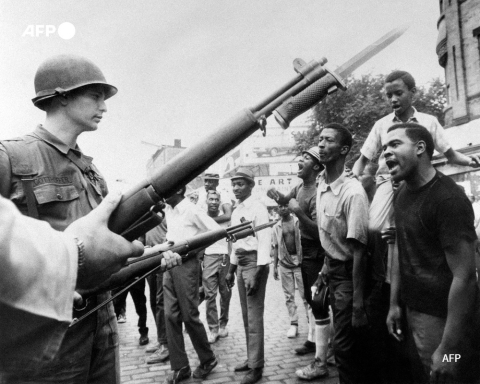 Black demonstrators face soldiers in Newark (1967) - AFP