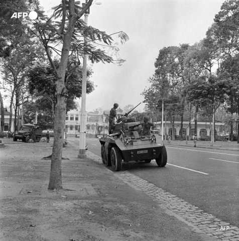 Des véhicules blindés prêts à tirer prennent position devant le Palais de l'Indépendance - AFP