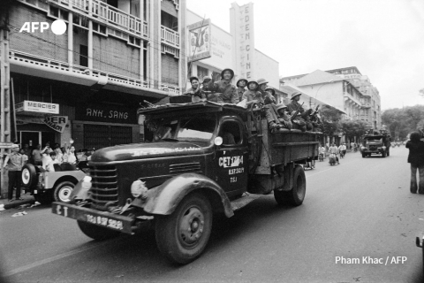 Vietnamese soldiers of the National Liberation Forces (FLN) are greeted by Saigon inhabitants on April 30, 1975 - Pham Khac - AFP